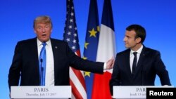 Presiden AS Donald Trump dan Presiden Perancis Emmanuel Macron melakukan konferensi pers bersama di Paris, Kamis (13/7). 