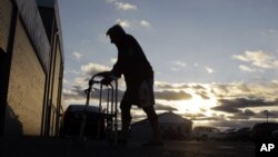 Pejabat pemilu AS mempermudah aturan pemilu, sehingga lansia seperti Bob Auletta yang kesulitan datang ke TPS, tidak kehilangan hak pilihnya (6/11).