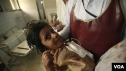 Salah seorang anak sekolah yang luka-luka akibat penembakan bis sekolah dirawat di rumah sakit Peshawar (13/9).