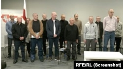 在美国斡旋下，白俄罗斯于2025年9月11日释放了52名政治犯，这是其中一些刚刚获释人员的集体合影。(照片来源：自由欧洲电台/自由电台，2025年9月12日)