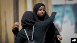 ARCHIVES - Deux écolières se saluent à Hargeisa, au Somaliland, en Somalie, le lundi 7 février 2022.