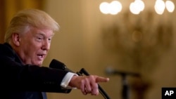 12일 트럼프 대통령이 '어머니의 날'을 기념해 여군 어머니들을 초대한 뒤 연설하고 있다. 