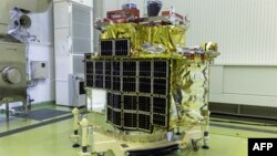 Wahana pendaratan di Bulan atau "Smart Lander for Investigating Moon" (SLIM) di ruang perakitan Badan Penjelajah Antariksa Jepang (JAXA) di Pusat Antariksa Tanegashima, di Prefektur Kagoshima, Jepang, 1 Juni 2023. (Foto: JAXA/AFP)