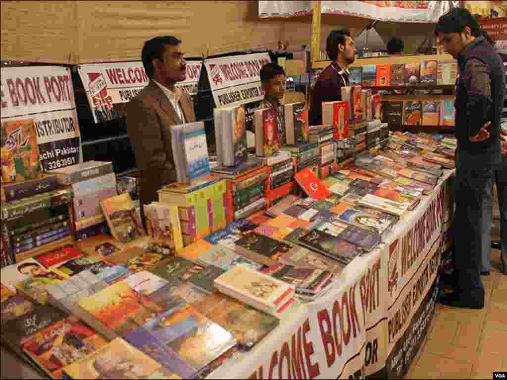 میلے میں لگائے گئے ایک اسٹال کا منظر