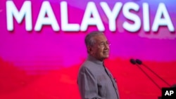 PM Mahathir Mohamad berpidato pada peringatan setahun pemerintahannya di Putrajaya, Malaysia, Kamis (9/5). 
