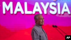 Malaysian Prime Minister Mahathir Mohamad gives a keynote speech during an event marking the one year anniversary of forming a new government of Malaysia in Putrajaya, Malaysia, May 9, 2019. 