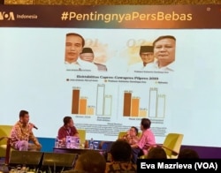 Wakil Pemimpin Redaksi Harian Kompas Marcellus Hernowo (kiri), anggota Dewan Pers Hendry Chairudin Bangun (kedua dari kanan), dan Ketua Aliansi Jurnalis Independen (AJI) Abdul Manan (kanan) dalam diskusi 'Kebebasan Pers di Era Digital' yang digelar Voice