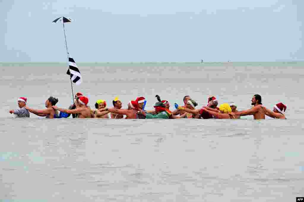 Beberapa warga mengikuti acara tradisional &quot;mandi laut&quot; di pantai Malo-Les-Bains kota Dunkirk, Perancis utara untuk menyambut tahun baru 2014. 