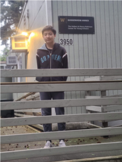 David di depan gedung Robinson Center for Young Scholars di University of Washington.