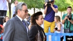 Diego Torres, ancien partenaire d'affaires du mari de la princesse Cristina d'Espagne Inaki Urdangarin à l'Institut Noos, et son épouse, Ana Maria Tejeiro, arrivent pour assister à une audience du procès à l'Académie des Baléares de l'administration publi