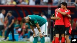 Pemain timnas Korea Selatan, Son Heung-min (kanan), merayakan kemenangan setelah mengalahkan Jerman dalam laga Grup F Piala Dunia 2018 di Kazan, Rusia, 27 Juni 2018.
