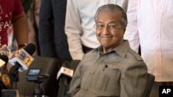 Mahathir Mohamad smiles during a press conference in Kuala Lumpur, Malaysia on Thursday, May 10, 2018. (AP Photo/Adrian Hoe)