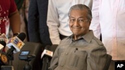Mahathir Mohamad dalam konferensi pers di Kuala Lumpur, Malaysia, Kamis (10/5).