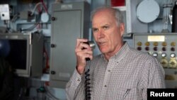 Menteri Angkatan Laut Richard V. Spencer memberi pengarahan kepada kru kapal induk USS Gerald R. Ford saat mengunjungi kapal yang sedang berlayar di Samudra Atlantik, 27 Oktober 2019. 