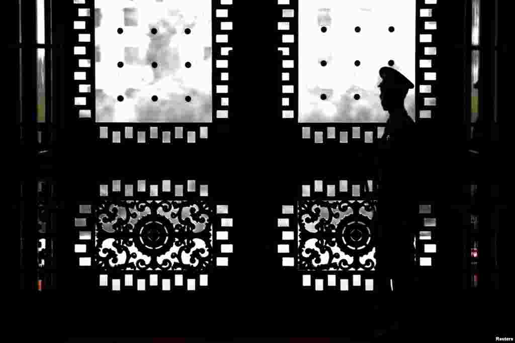 美军参联会主席邓福德与中国中央军委联合参谋部参谋长房峰辉在北京八一大楼会谈时，有军官在门口站岗（2017年8月15日）。美国国防部一位高级官员告诉美国之音，签署&ldquo;中美两军联合参谋部对话机制框架文件&rdquo;为两军之间建立信任和了解打开了大门，但是&ldquo;只有当双方进行有意义的对话，减少误判风险的时候，协议才是有用的&rdquo;。这位官员说，由于朝鲜目前不断加紧挑衅，美中军队的沟通交流尤其重要。