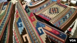 Textile artist Porfirio Gutierrez uses elements from nature to create dyes for his hand-woven rugs and tapestries. (D.Aiken/VOA)