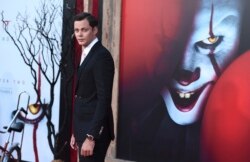 Bill Skarsgard dalam pemutaran perdana film "It: Chapter 2," di Regency Village Theatre, 26 Agustus 2019. (Foto: Jordan Strauss/Invision/AP)
