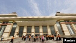 រូបឯកសារ៖ សមាជិក​រដ្ឋ​សភា​មីយ៉ាន់ម៉ា​ មក​ដល់​រដ្ឋ​សភា​នៅ​ទីក្រុង​ណៃពិដោ ប្រទេស​មីយ៉ាន់ម៉ា។