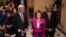 La présidente de la Chambre des représentants, Nancy Pelosi, au centre, entourée du chef de la majorité démocrate, Steny Hoyer, à gauche, et de James Clyburn, chef du groupe parlementaire démocrate.