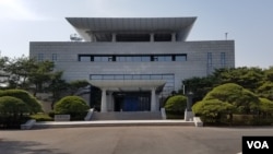 오는 27일 남북 정상회담이 열릴 예정인 남측 '평화의 집.' 18일 내부 단장 공사가 한창이다.