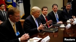 ټرمپ د ۰۱/۲۳/۲۰۱۶ کې د ګڼ شمیرشرکتونو د مشرانو سره ولیدل