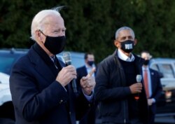 O candidato democrata à presidência dos EUA e ex-vice-presidente Joe Biden fala enquanto o ex-Presidente dos EUA, Barack Obama, ouve durante o início da campanha em Bloomfield Hills, Michigan, EUA, 31 de outubro de 2020