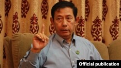 លោក Than Htay ជា​មេដឹកនាំ​គណបក្ស​សហភាព​សាមគ្គីភាព​និង​ការ​អភិវឌ្ឍ (Union Solidarity and Development Party)។