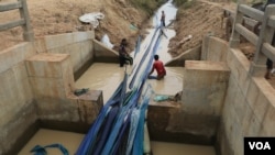 កម្រងរូបភាព៖ «កសិករខេត្តពោធិ៍សាត់សម្រុកបូមទឹកពីប្រឡាយ ខណៈត្អូញត្អែរខ្លាំងអំពីកង្វះទឹកធ្វើស្រែ»
