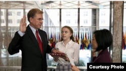 លោក W. Patrick Murphy ត្រូវបាន​ស្បថ​ចូល​កាន់​តំណែង​ជា​ឯកអគ្គរដ្ឋទូត​អាមេរិក​ប្រចាំ​កម្ពុជា នៅ​រដ្ឋធានី​វ៉ាស៊ីនតោន កាលពីថ្ងៃទី១៤ ខែសីហា ឆ្នាំ២០១៩។ (រូបថត៖ ស្ថានទូតអាមេរិកប្រចាំកម្ពុជា)