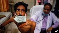 Seorang dokter memeriksa pasien TB di rumah sakit Allahabad, India (foto: dok). Laporan terbaru PBB mengatakan, setidaknya 4 juta penderita TB sama sekali tidak mendapat perawatan. 