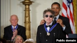 Penyanyi ternama AS, Bob Dylan ketika menerima 'Presidential Medal of Freedom' dari Presiden Obama di Gedung Putih, pada tahun 2012 (foto: ilustrasi). 