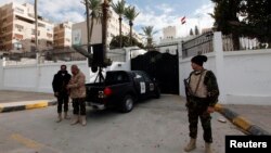 Suasana di depan Kedutaan Mesir di Tripoli (25/1).