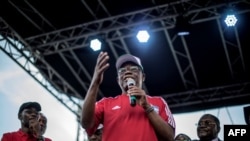 Maurice Kamto, chef du parti d'opposition camerounais Mouvement pour la renaissance du Cameroun lors d'un rassemblement de campagne pour la prochaine élection présidentielle, à Yaoundé, le 30 septembre 2018.