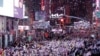 Para pengunjung merayakan Tahun Baru di Times Square di Kota New York lepas tengah malam, Rabu, 1 Januari 2025. (Foto: Leonardo Munoz/AFP)