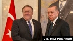 Rencontre entre le secrétaire d'État américain Mike Pompeo et le président turc Recep Tayyip Erdoğan, le 17 octobre 2018, à Ankara (Turquie).