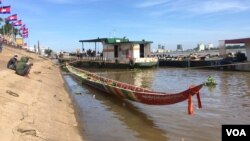 ទូក ​ង​ ឈ្មោះ ​«រស្មីស្រីស្រស់ដាញ់ទិព្វសែនជ័យ‍» មក​ពី​វត្តអម្ពវ័ន្ត សង្កាត់​ព្រែកថ្មី ខណ្ឌច្បារអំពៅ រាជធានីភ្នំពេញ ត្រូវ​បាន​ទូក​ទេសចរណ៍​បុក នៅ​រាជធានី​ភ្នំពេញ កាលពី​ថ្ងៃទី​១១ ខែវិច្ឆិកា ឆ្នាំ​២០១៦។ (កាន់ ​វិច្ឆិកា/VOA) 