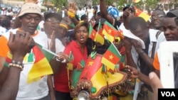 Youths participate in a march in Yaounde in support of their military fighting against the Boko Haram insurgency, Feb. 28, 2015. (VOA/Moki Edwin Kindzeka)