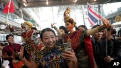 资料照片：泰国素万那普国际机场举行活动，欢迎中国游客。(2023年9月25日)