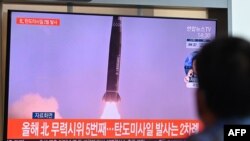 15일 한국 서울역에 설치된 TV에서 북한 미사일 발사 관련 뉴스가 나오고 있다.