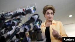 Presiden Dilma Rousseff dalam konferensi pers di Brasilia, Brazil (5/4). (Reuters/Adriano Machado)