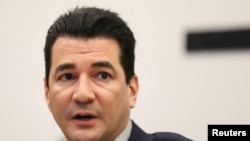 La secretaria del Departamento de Salud y Servicios Sociales de Estados Unidos anunció los planes de Gottlieb de renunciar en una declaración el martes.