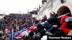 지난 1월 6일 미국 워싱턴 D.C.에 모인 도널드 트럼프 당시 대통령 지지자들이 연방 의사당 경내에 진입하고 있다. 