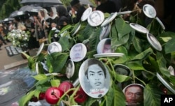 Potret orang-orang yang diduga menjadi korban pelanggaran HAM tampak tergantung di sebuah pohon dalam unjuk rasa memperingati Hari HAM Sedunia di Jakarta, 10 Desember 2009. (Foto: AP)