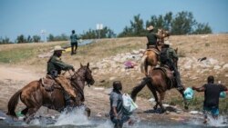 미 관세국경보호국(CBP) 요원들이 멕시코 시우다드 아쿠나에서 강을 건너 텍사스주 델리오로 넘어 오려는 아이티인들을 제지하고 있다.