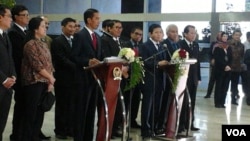 Presiden Joko Widodo didampingi para Menko bersama pimpinan DPR RI melakukan jumpa pers usai rapat konsultasi di Gedung MPR DPR RI di Jakarta, Senin, 6 April 2015 (Foto: VOA/Iris Gera)