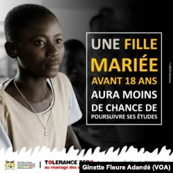 Une affiche de la campagne contre le mariage des enfants, à Cotonou, le 26 juin 2017. (VOA/Ginette Fleure Adandé)