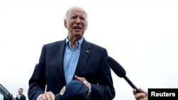 조 바이든 미국 대통령이 2024년 10월 2일 미국 메릴랜드주 앤드루스 합동 기지에서 전용기 에어포스원에 탑승하기 전 취재진의 질문에 답하고 있다.