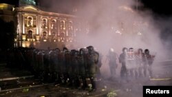 កងកម្លាំង​សន្ដិសុខ​ប្រើប្រាស់​របាំង​ការពារ​ខ្លួន ក្នុង​អំឡុងពេល​ដែល​មាន​ការ​តវ៉ា​ប្រឆាំង​នឹង​ការ​បិទសកម្មភាព​សង្គម ដែល​គ្រោង​នឹង​ធ្វើ​ឡើង​នៅ​ក្នុង​រដ្ឋធានី​ប៊ែលក្រាដ ប្រទេស​សែប៊ី នៅ​ចុង​សប្ដាហ៍​នេះ ដើម្បី​ទប់ស្កាត់​ការ​​ឆ្លង​រាតត្បាត​ជំងឺ​កូវីដ១៩។ 