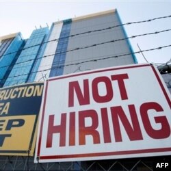 Ko'plab korxonalar oldida "Ish yo'q" degan yozuvlarni ko'rasiz