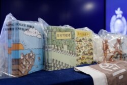 Lima orang ditangkap karena dicurigai bersekongkol untuk menerbitkan buku anak-anak untuk menghasut dan menimbulkan kebencian di kalangan anak-anak terhadap pemerintah, di Hong Kong, China, 22 Juli 2021. (Foto: REUTERS/Tyrone Siu)